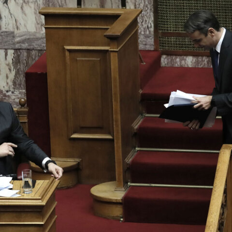 Το απρόοπτο Τσίπρα-Μητσοτάκη στη Βουλή