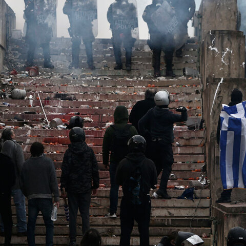 Επεισόδια στο συλλαλητήριο μπροστά από τη Βουλή