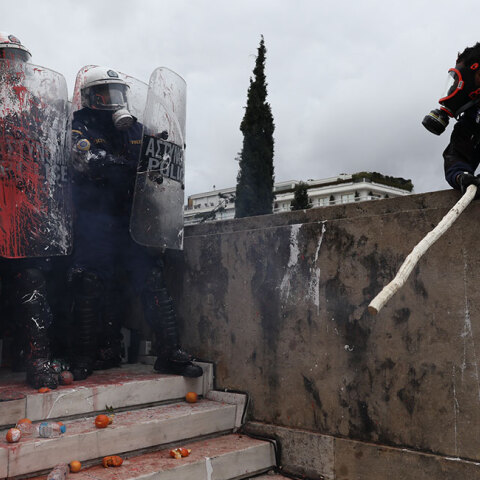 Επεισόδια στο συλλαλητήριο μπροστά από τη Βουλή