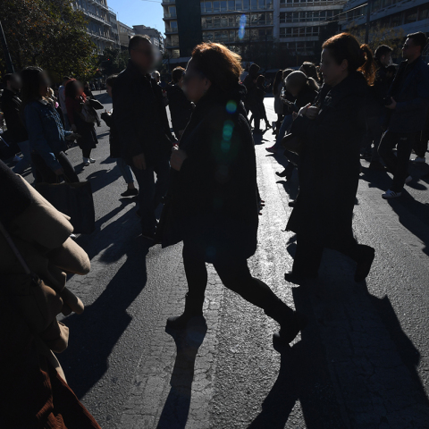 Περαστικοί στο κέντρο της Αθήνας