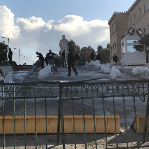 Συνεργεία καθαρίζουν τη Βουλή μετά τα επεισόδια