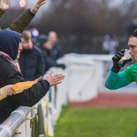 Τερματοφύλακας πίνει μπίρα την ώρα του αγώνα