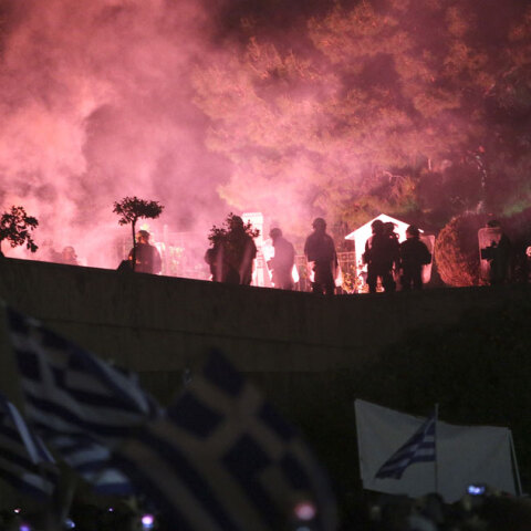 Επεισόδια μπροστά από τη Βουλή
