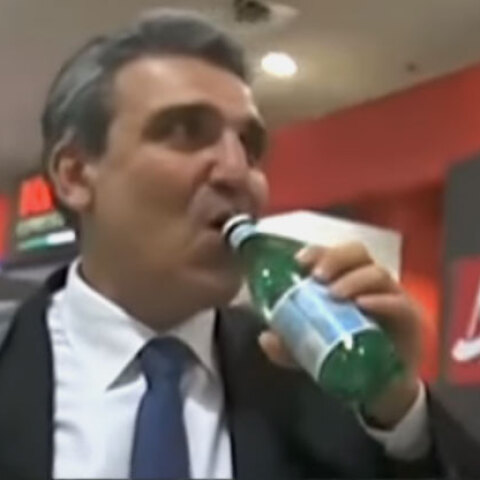 Ο Αριστείδης Φωκάς πίνει γκαζόζα