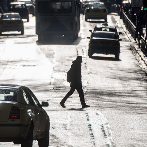 Πεζός διασχίζει την Ακαδημίας