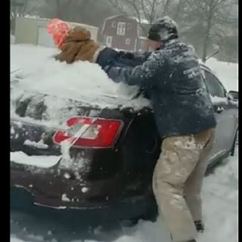 Μπαμπάς και παιδί στο χιόνι 