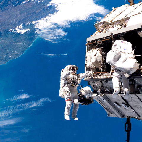 13-sts-116_spacewalk_1.jpg