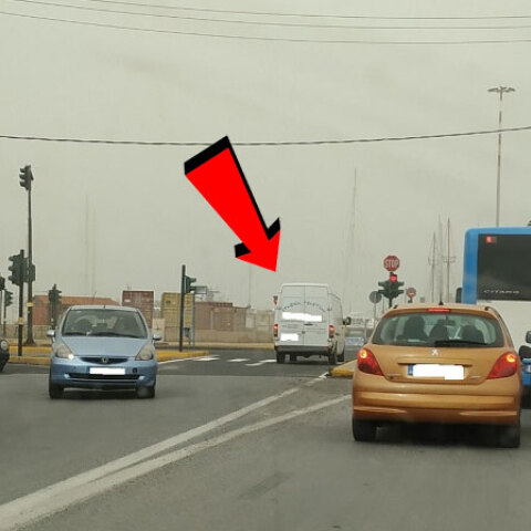 Όχημα γραφείου τελετών στο αντίθετο ρεύμα