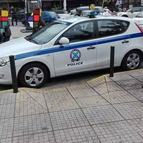 Περιπολικό έκλεισε ράμπα αναπήρων στη Γλυφάδα