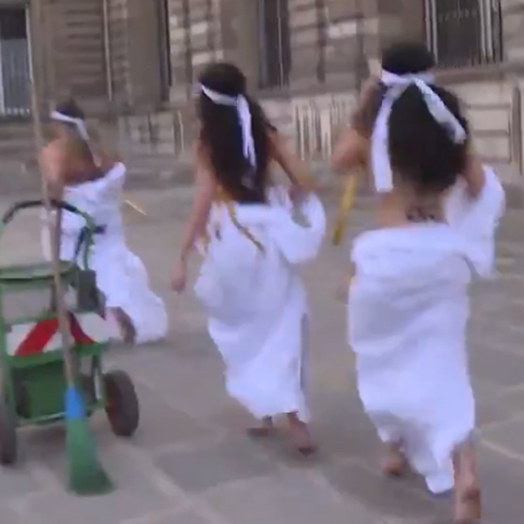 Διαδηλώτριες Femen έξω από τη Γαλλική Γερουσία