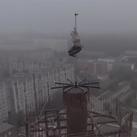 Pole dancing στην κορυφή 16οροφου κτιρίου 