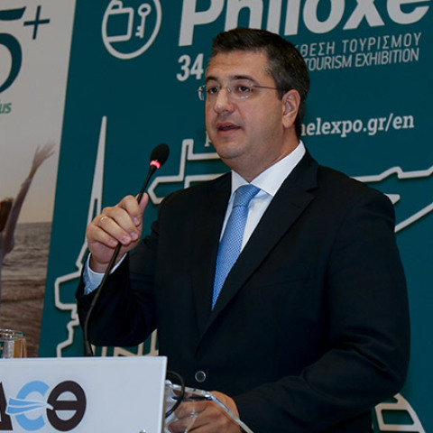 Απόστολος Τζιτζικώστας 