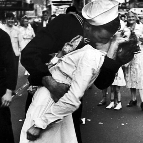 kissing-sailor
