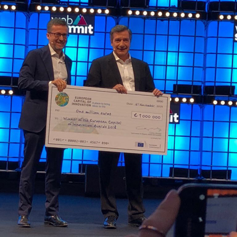 Ο Δήμαρχος Αθηναίων Γιώργος Καμίνης παραλαμβάνει το χρηματικό έπαθλο κατά τη βράβευση