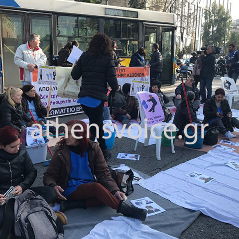 Καθιστική διαμαρτυρία από τις καθαρίστριες έξω από τη Βουλή