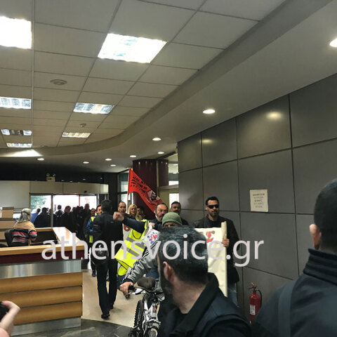 Εισβολή μελών ΠΟΕ-ΟΤΑ στο ΥΠΟΙΚ  