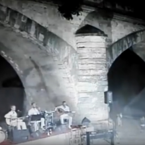 Γλέντι στη γέφυρα του Κερίτη