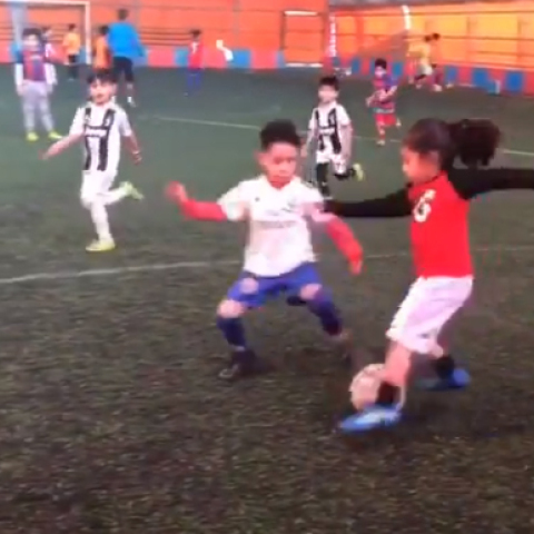 Η λιλιπούτεια αθλήτρια που μιλά στην μπάλα