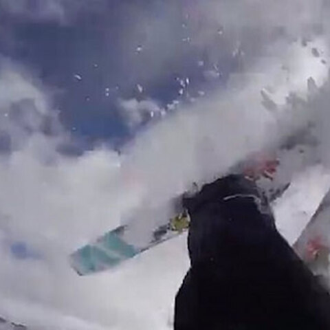 Σκιέρ καταδιώκεται από χιονοστιβάδα