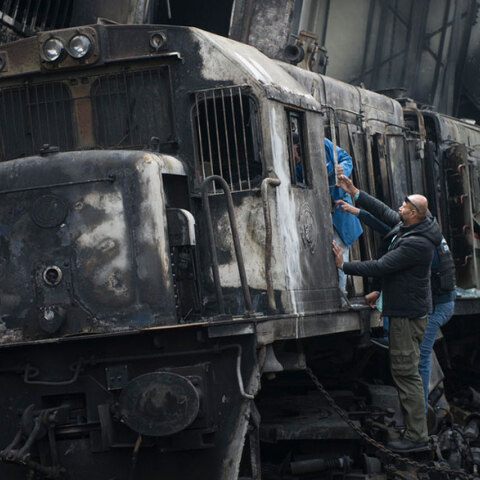 Το τρένο μετά τη συντριβή του στις μπάρες στον σιδηροδρομικό σταθμό στο Κάιρο