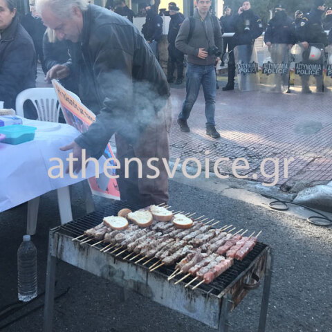 Διαμαρτυρία της ΠΟΕΔΗΝ με σουβλάκια και αποκριάτικες μάσκες
