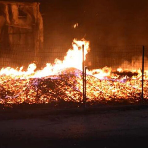 Φωτιά σε εργοστάσιο ξυλείας στη Λάρισα 