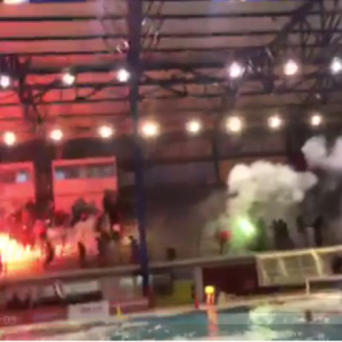 Η στιγμή που οι κουκουλοφόροι εισβάλουν στο κολυμβητήριο