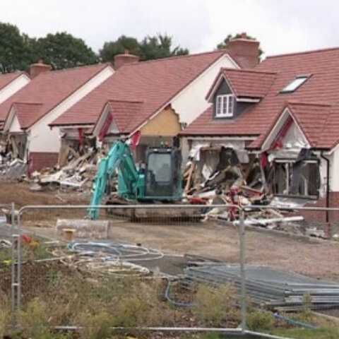 Απλήρωτος οικοδόμος ισοπεδώνει κατοικίες