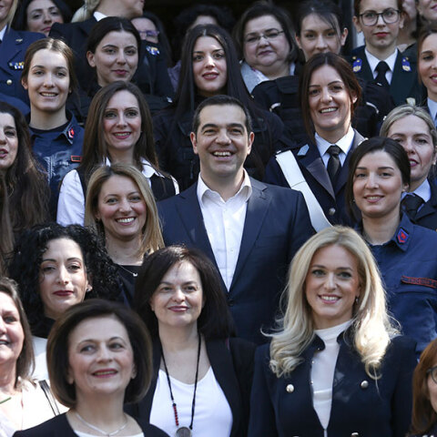 tsipras-gynaikes
