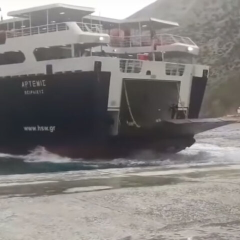 Το πλοίο «Άρτεμις» προσπαθεί να δέσει στο λιμάνι της Σίφνου