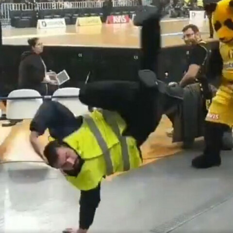Σεκιουριτάς κάνει breakdance στο ΟΑΚΑ