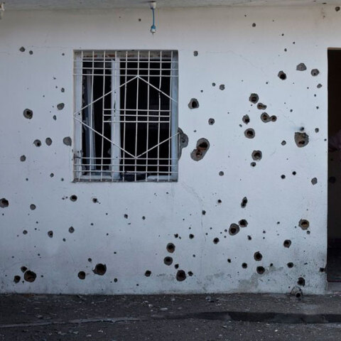 Τρύπες από σφαίρες σε σπίτι στην κουρδική πόλη ΣιρνάκΤρύπες από σφαίρες σε σπίτι στην κουρδική πόλη Σιρνάκ