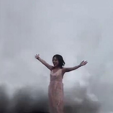 Τα έκανε μούσκεμα: Πήγε για selfie και την πήρε το κύμα