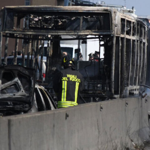 Οδηγός πυρπόλησε λεωφορείο με μαθητές