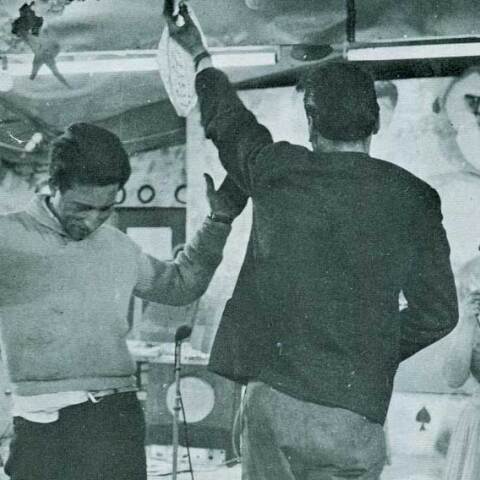 «Πέραμα, 1961. Ενώ χορεύουν στο κέντρο Η Μαρίδα» © Πάνος Κουτρουμπούσης