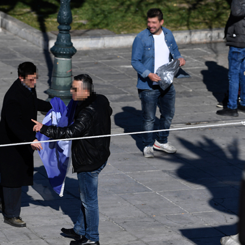 Αστυνομικοί τον απομάκρυναν από την παρέλαση επειδή είχε την ελληνική σημαία  