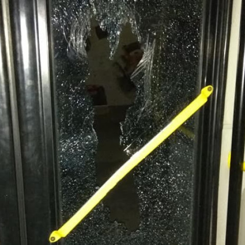 Επίθεση με πέτρες σε λεωφορείο στη Μεταμόρφωση