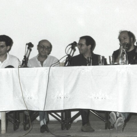 Ο Θ.Αγγελόπουλος (κέντρο) στο Σινέ Παράδεισος, προσκεκλημένος της Κινηματογραφικής Λέσχης Κορυδαλλού (μαζί με τον Τ.Τορνατόρε και τον Π.Βούλγαρη) κατά τη διάρκεια της τελετής ονοματοδοσίας του κινηματογράφου