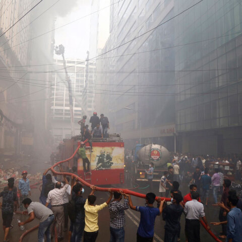 Φωτιά σε 22ωροφο κτίριο στο Μπαγκλαντές 