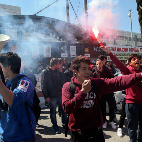 Μαθητές έξω από το υπουργείο Παιδείας