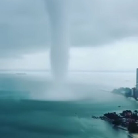 Υδροστρόβιλος σκορπά τον τρόμο στη Μαλαισία