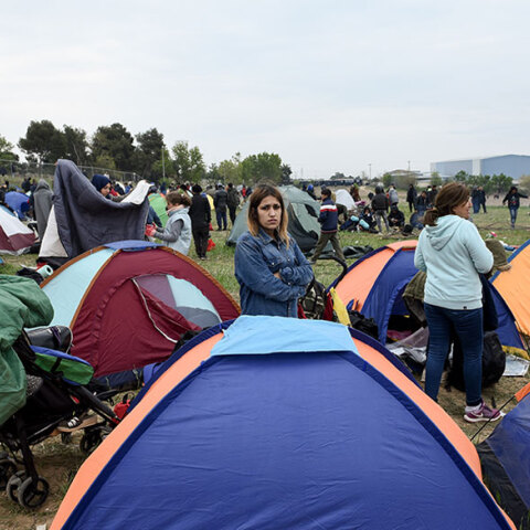 Πρόσφυγες κατασκήνωσαν έξω από το κέντρο φιλοξενίας στα Διαβατά Θεσσαλονίκης