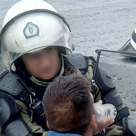 Αστυνομικός των ΜΑΤ δίνει νερό σε συλληφθέντα των επεισοδίων των Διαβατών