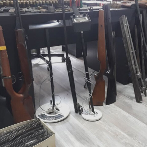 Ιωάννινα: Είχαν κρυμμένα στο σπίτι τους όπλα, αρχαία και εκρηκτικά