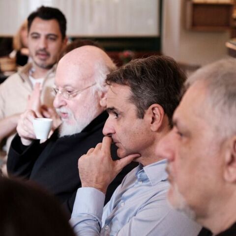 Μητσοτάκης μαζί με Πορτοκάλογλου, Σαββόπουλο, Πλιάτσικα, Δρογώση, Αναστασιάδη, Δεληβοριά και Νίκο Νικολόπουλο σε καφέ στη Μητροπόλεως 