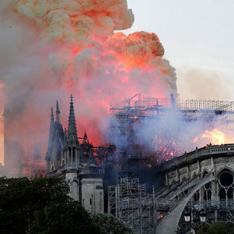 Στις φλόγες η Παναγία των Παρισίων