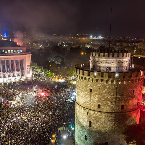 Πανηγυρισμοί στον Λευκό Πύργο από οπαδούς του ΠΑΟΚ