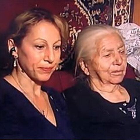 Η γιαγιά με τα τερλίκια και η κόρη της