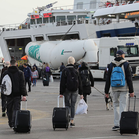 Έξοδος των εκδρομέων του Πάσχα στο λιμάνι του Πειραιά  
