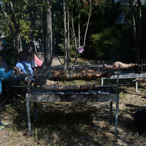 Σούβλισμα αρνιού - Πάσχα